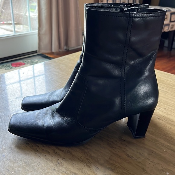 Classic black boots - Picture 2 of 7